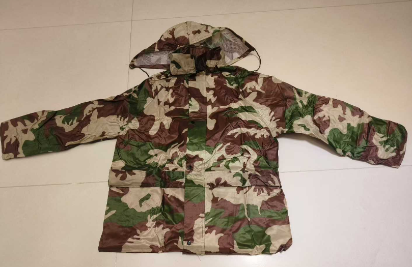 分体迷彩雨衣 Split camouflage raincoat
